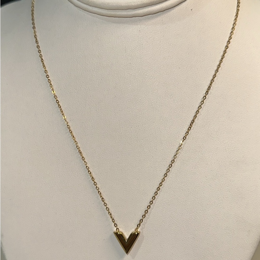 in fashion lv necklace 18” long - Picture 6 of 14